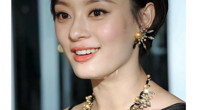 孙俪罕见晒育儿日常，蹲身倾听女儿获百万家长点赞